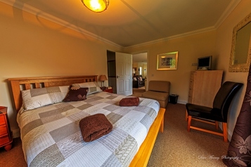 Bed 1 - King Size bed, Briar Steading